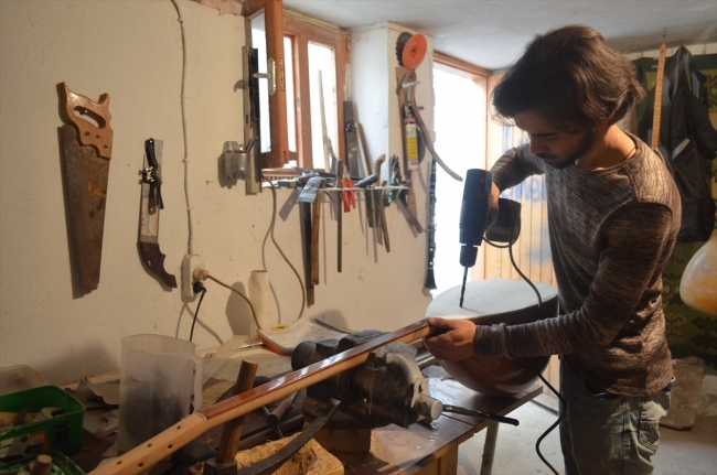 19 yaşındaki genç "ozanlar diyarı"nda kendi bağlamasını üretiyor